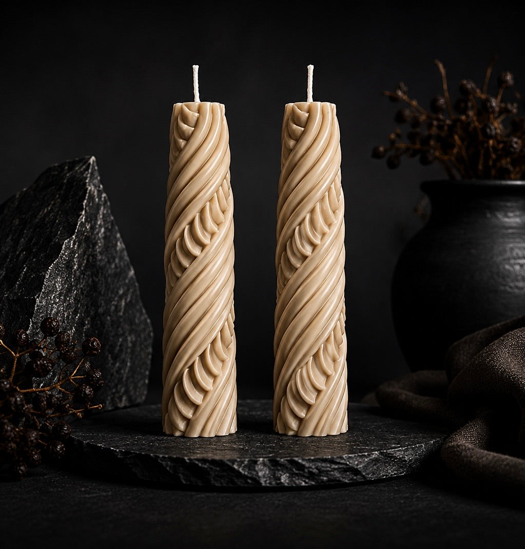 Obsidian Twist sculptural candle duo in
Cashmere beige featuring intricate carved detailing.
Texture Close-Up